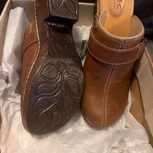 b.o.c. Women's Tan Leather Mules